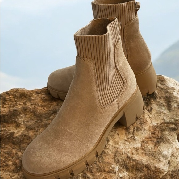 Steve Madden Women’s Halona Chelsea Boot. - Picture 5 of 9